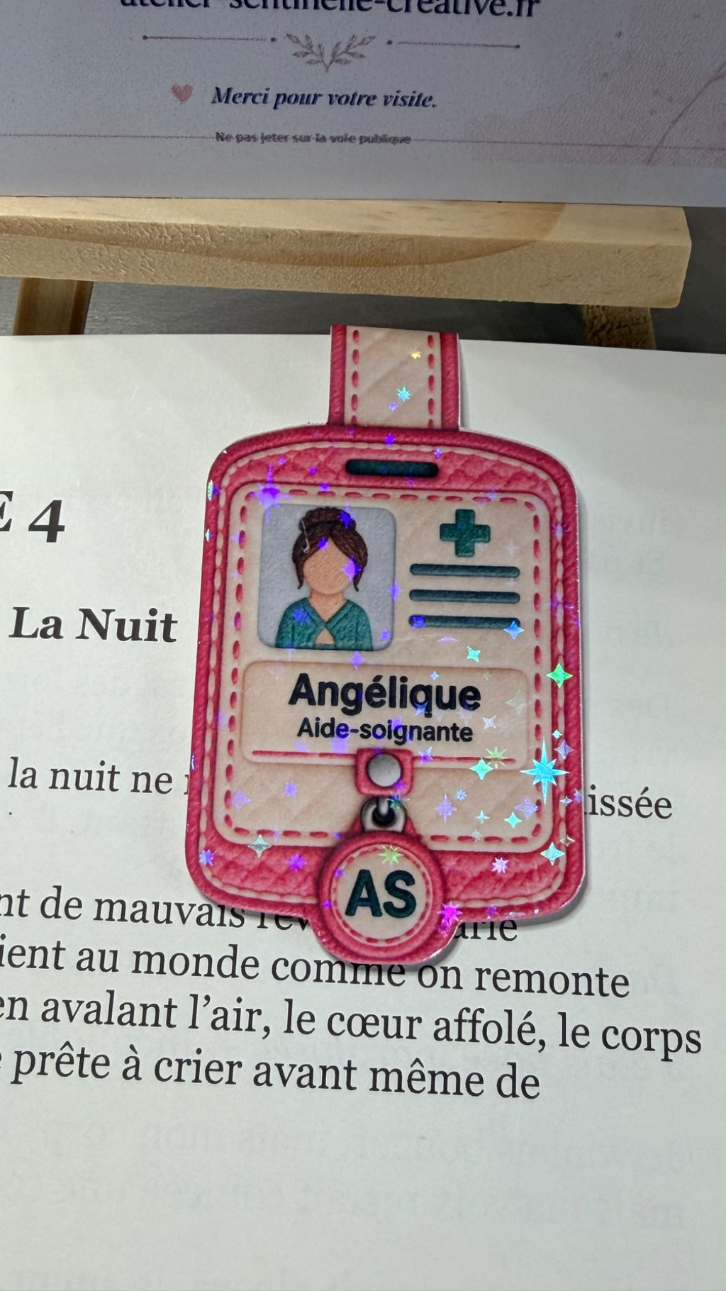 Marque-page magnétique pailleté « Angélique » rose, cœur et croix verte, logo AS.