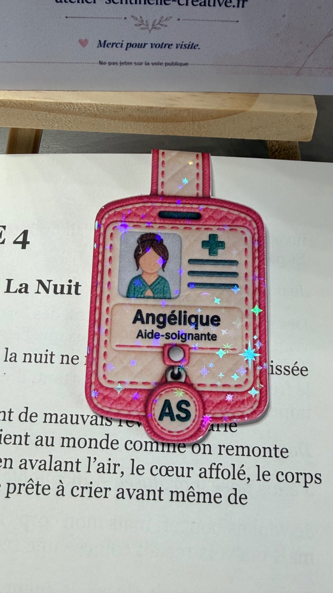 Marque-page magnétique pailleté « Angélique » rose, cœur et croix verte, logo AS.