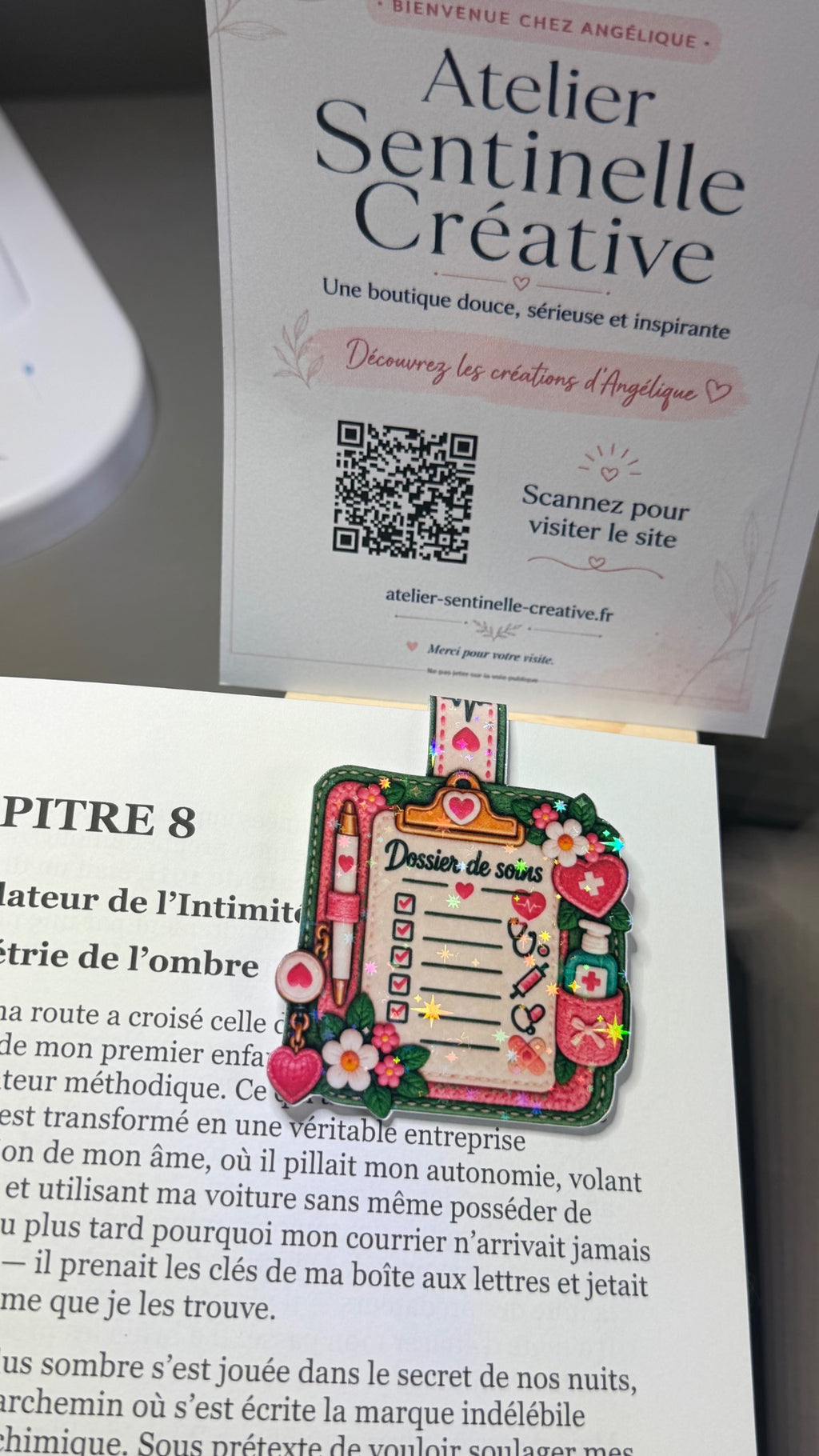 Marque-page magnétique pailleté « Dossier de soins » vert, fleurs et cœurs, contour pailleté.