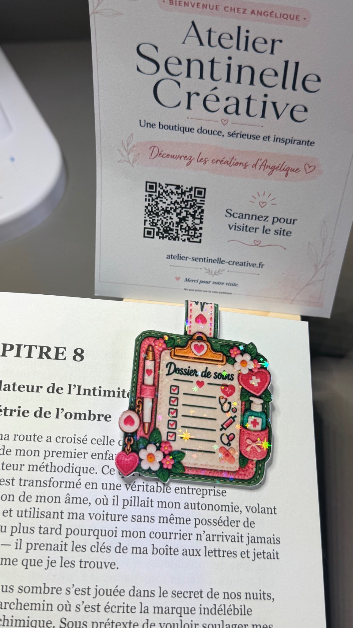 Marque-page magnétique pailleté « Dossier de soins » vert, fleurs et cœurs, contour pailleté.