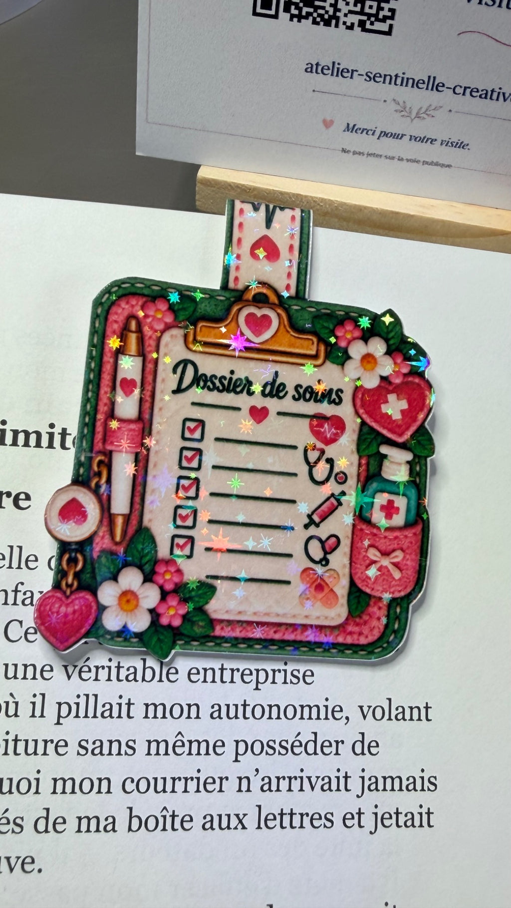 Marque-page magnétique pailleté « Dossier de soins » vert, croix rouge, étoiles et cœurs.