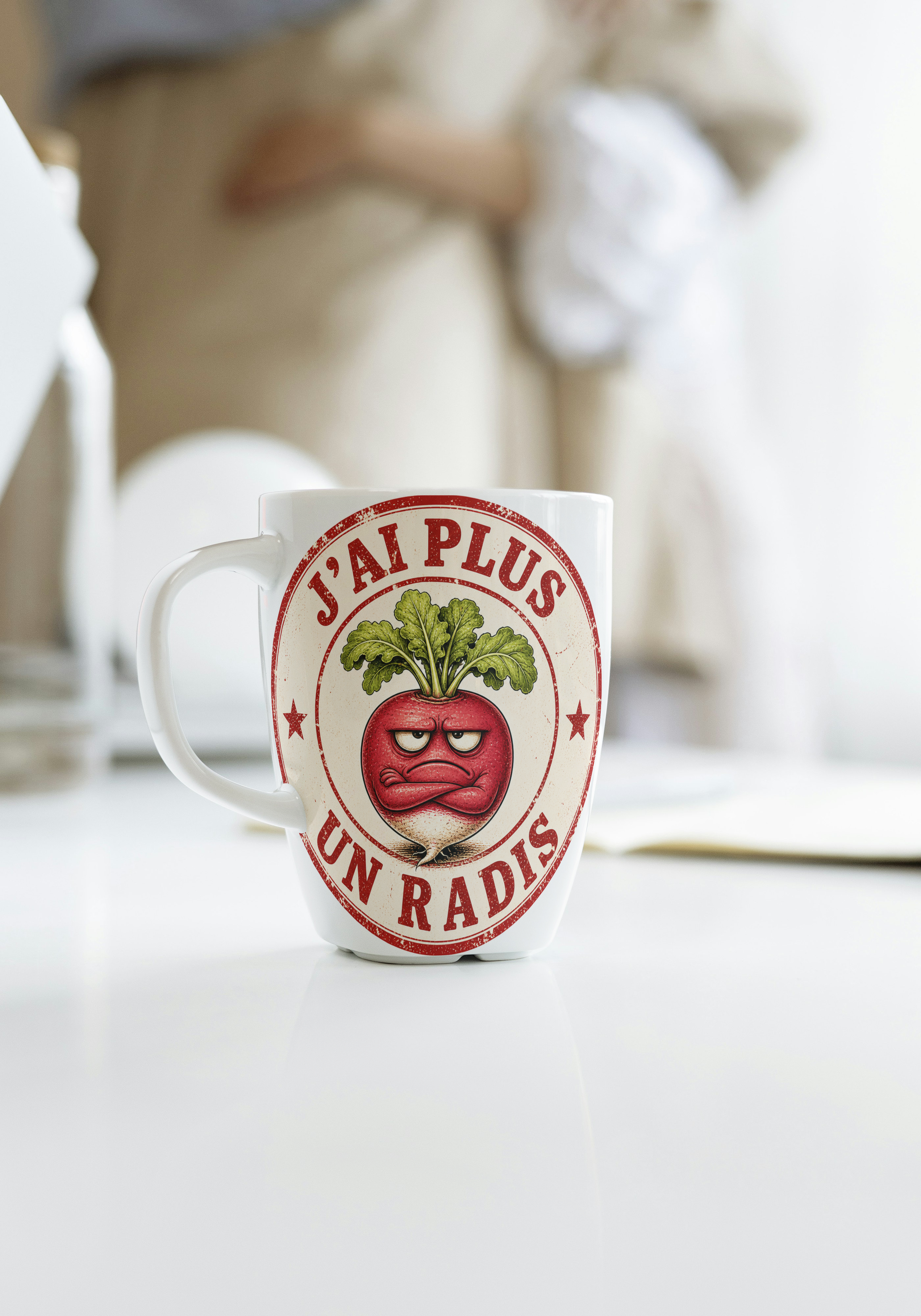 Mug blanc en céramique avec logo J’ai Plus Un Radis et radis rouge souriant
