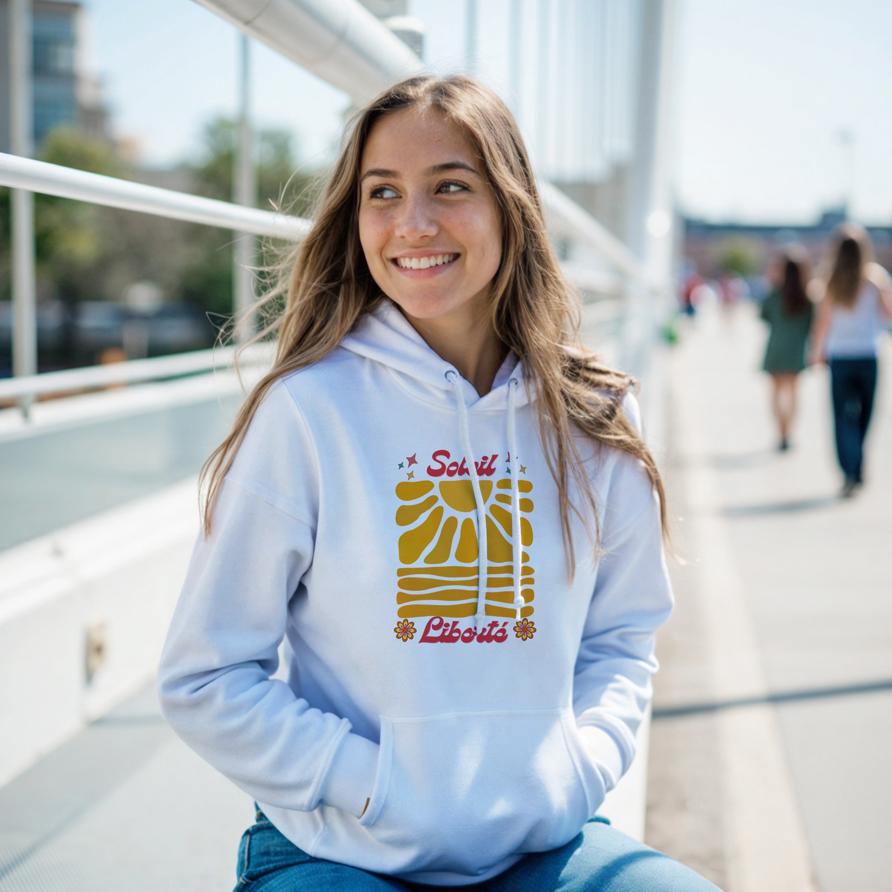 Sweat à capuche bleu clair avec motif Soleil jaune multicolore et poche kangourou.