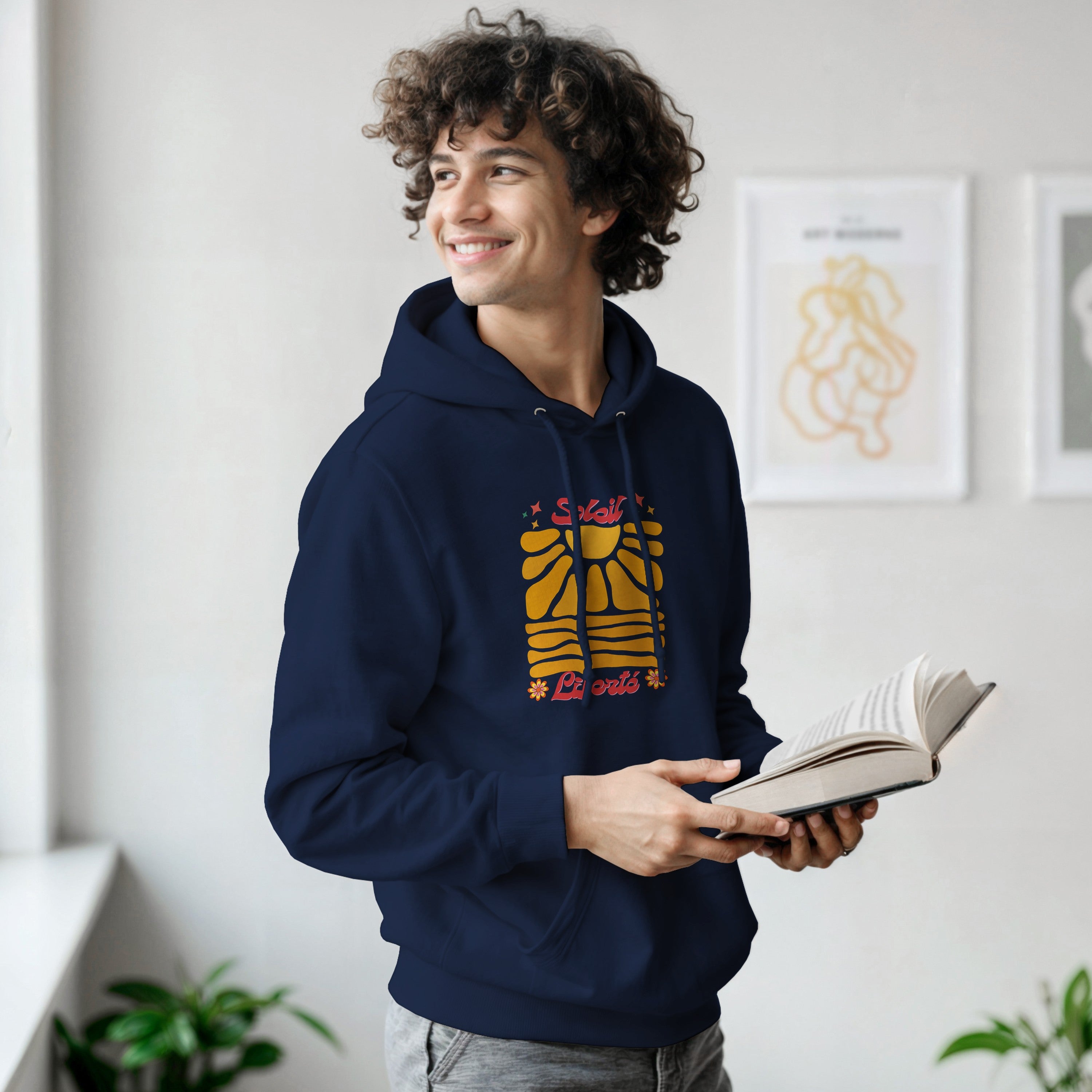 Hoodie à capuche bleu marine, imprimé soleil et Liberté rétro, porté de profil.