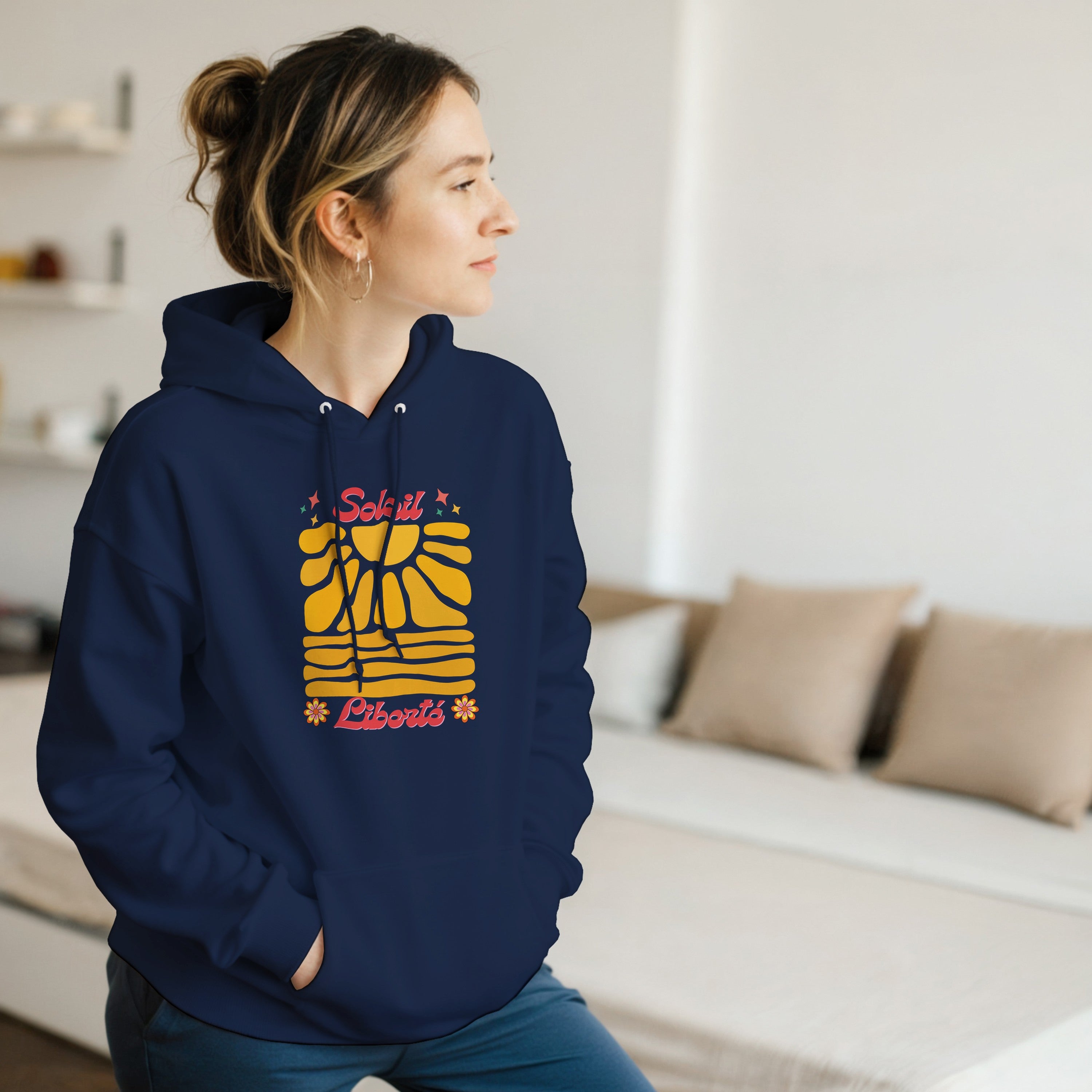 Hoodie à capuche bleu marine, imprimé soleil et Liberté rétro sur le devant.