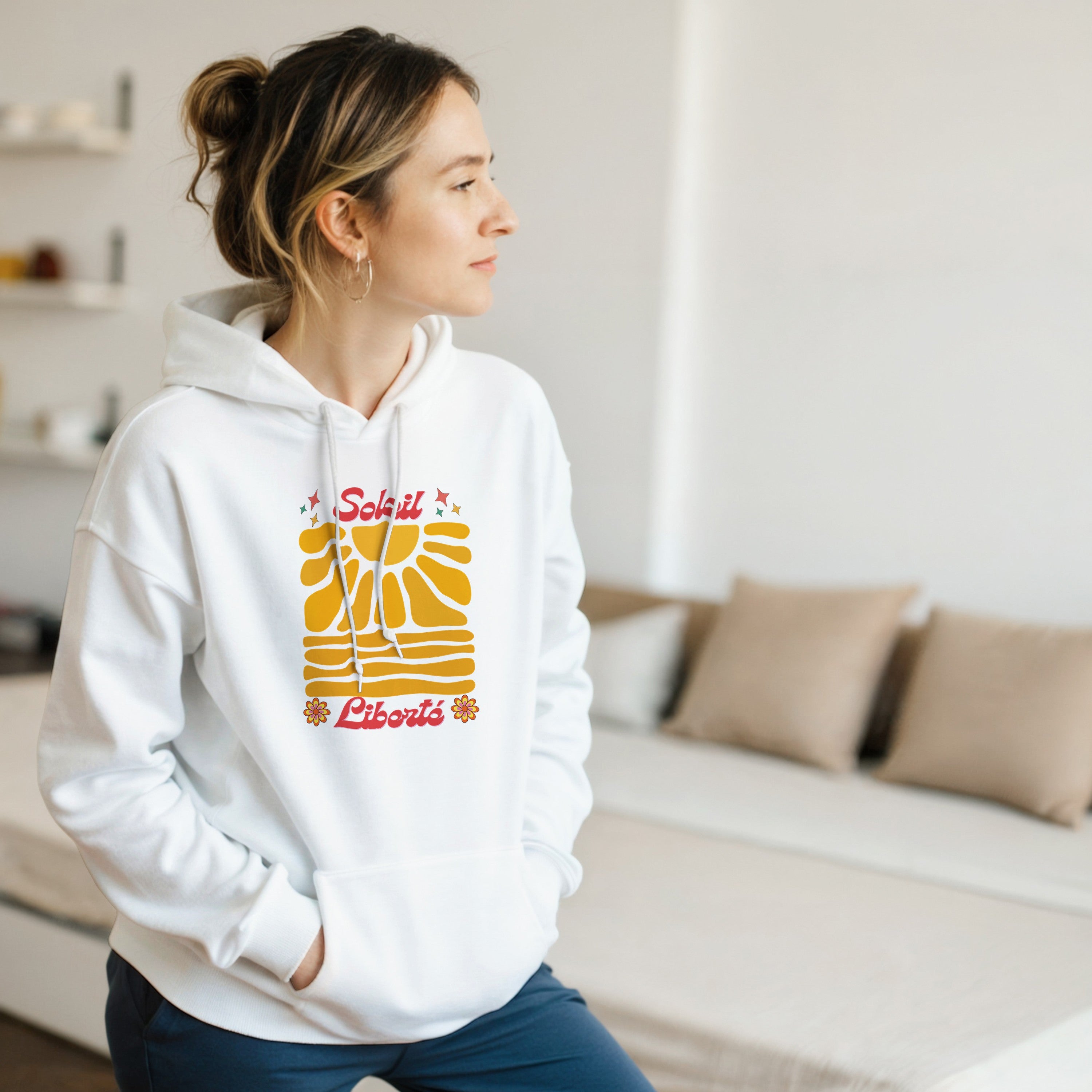 Sweat à capuche blanc avec motif Soleil multicolore au centre et poche kangourou.
