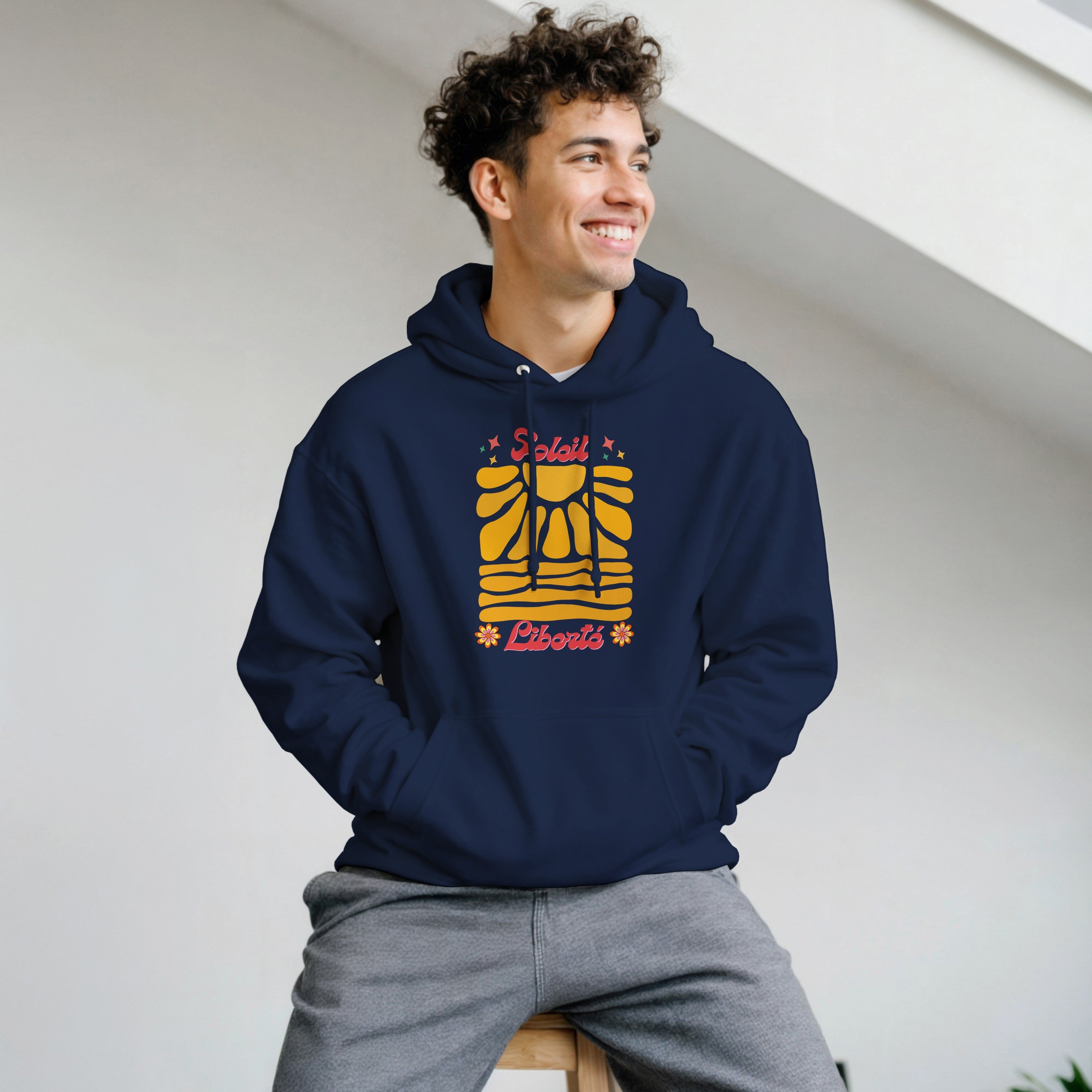 Hoodie à capuche bleu marine, imprimé soleil et Liberté rétro, porté devant.