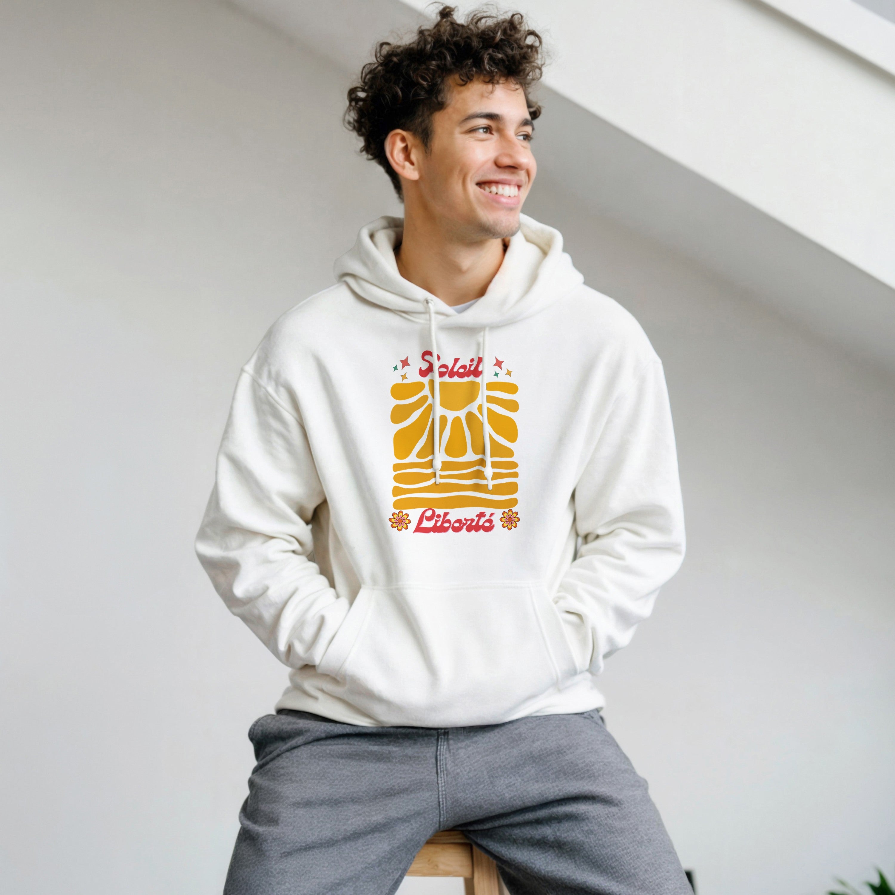 Hoodie à capuche blanc, imprimé soleil et Liberté rétro sur le devant.
