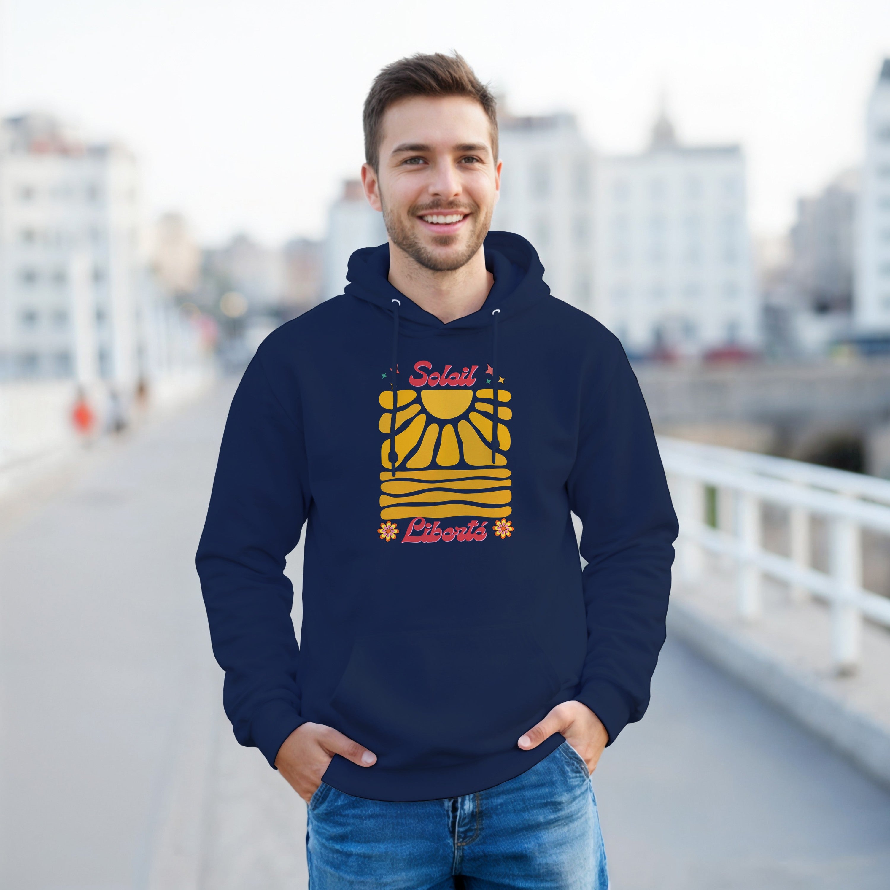 Sweat à capuche unisexe marine en coton bio avec imprimé rétro 70s jaune et orange "Soleil & Liberté" stylisé, coupe.