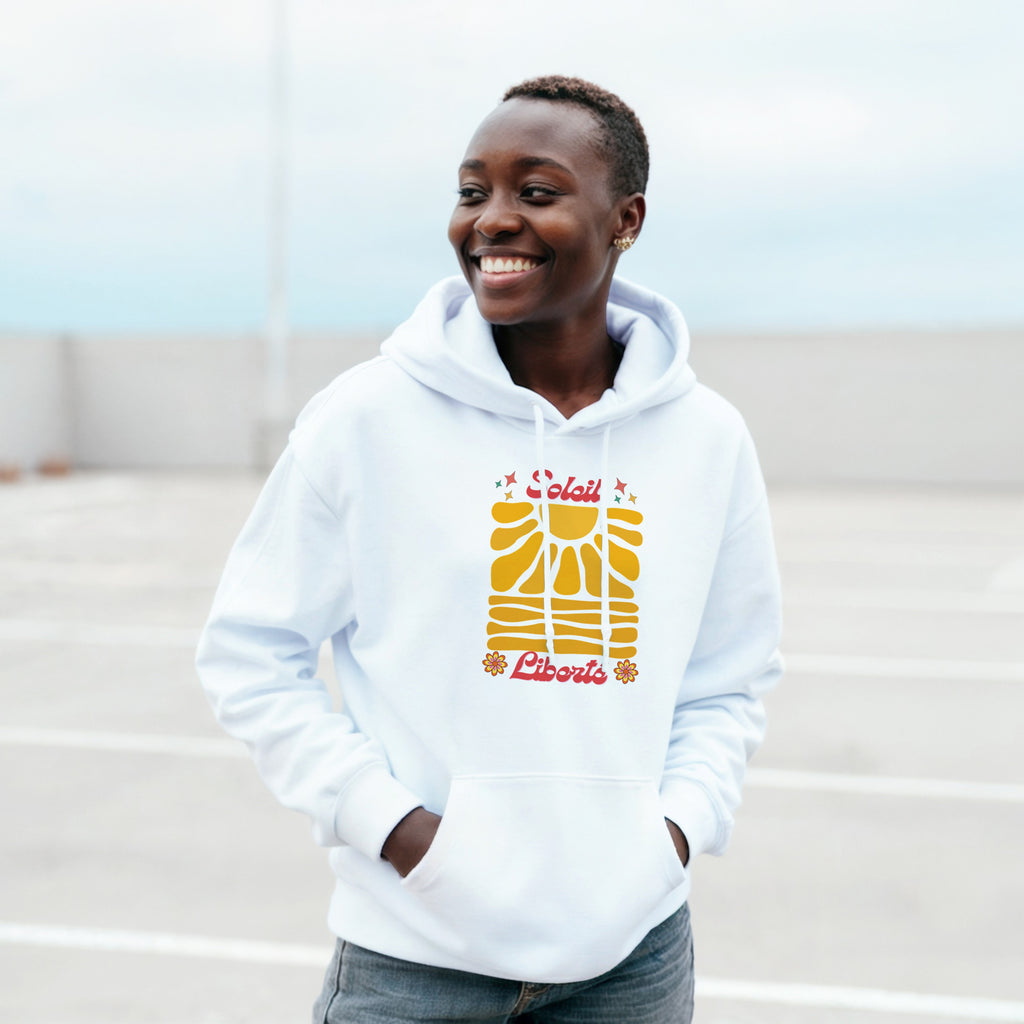 Sweat à capuche blanc avec motif Soleil multicolore au centre.