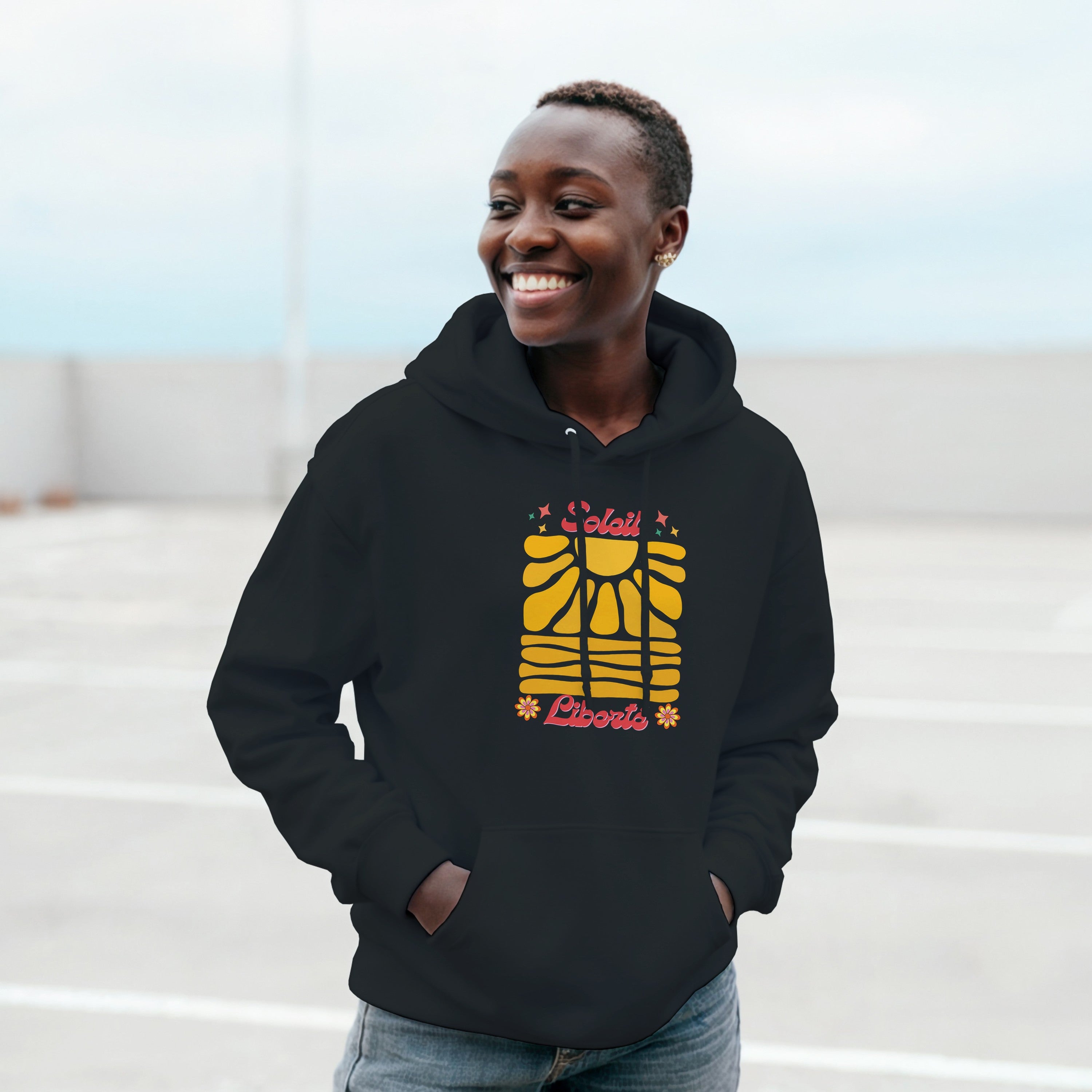Sweat à capuche noir avec motif Soleil jaune multicolore au centre.