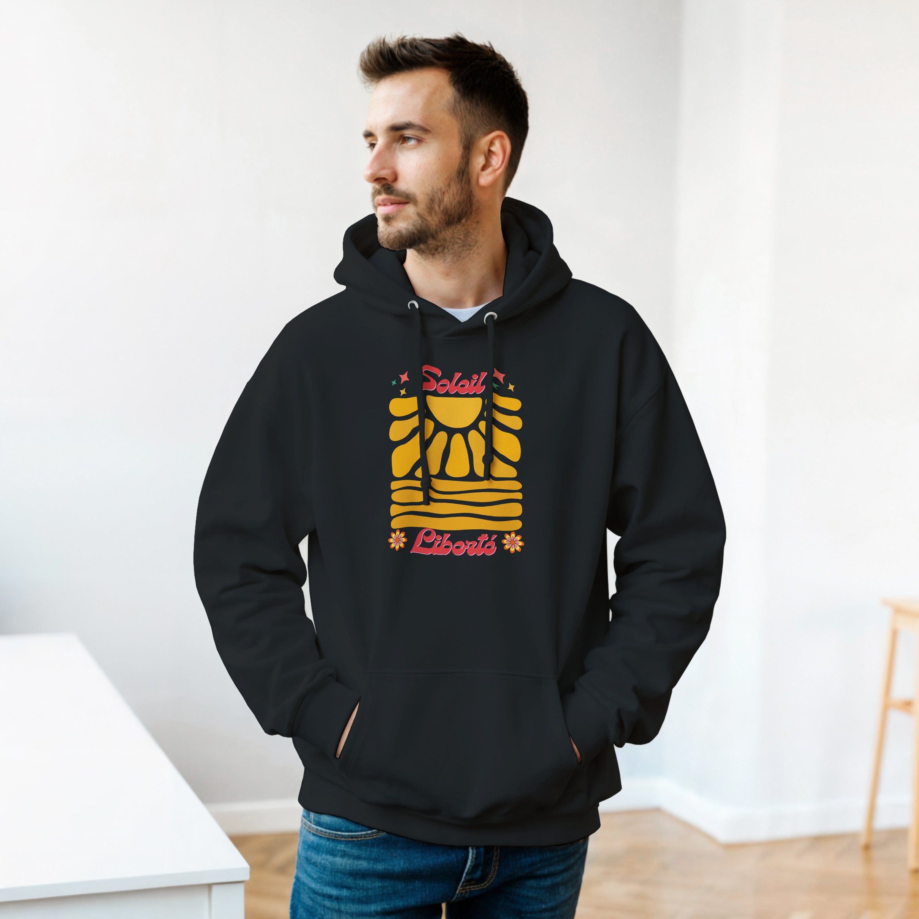 Sweat à capuche noir avec motif Soleil jaune multicolore au torse et poche kangourou.