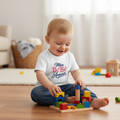 Petit garçon portant le t-shirt, assis sur parquet