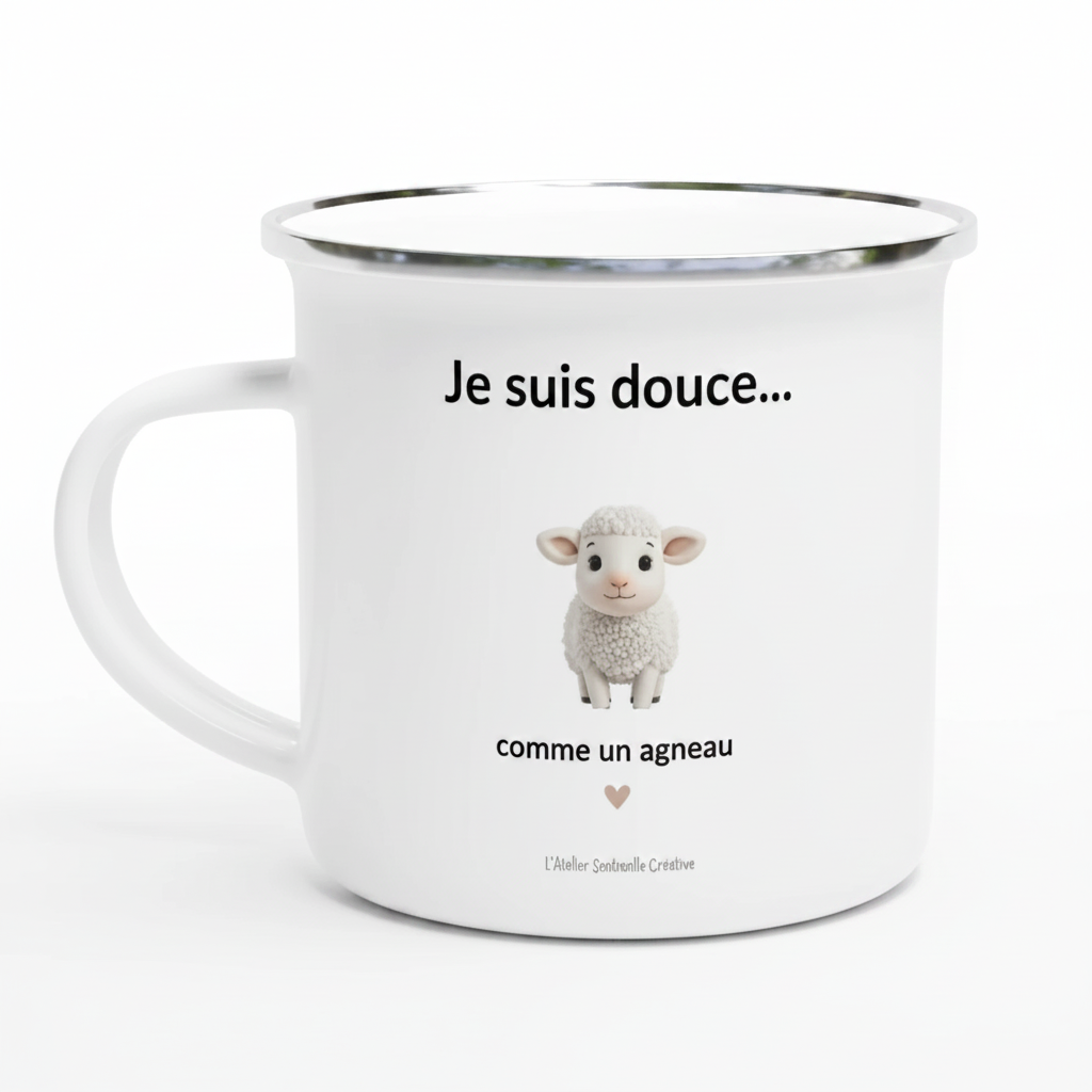 Mug émaillé blanc de face « Je suis douce… », agneau et « comme un agneau ».