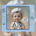 Puzzle 520 pièces avec portrait d’enfant docteur, cadre bleu et fond beige.