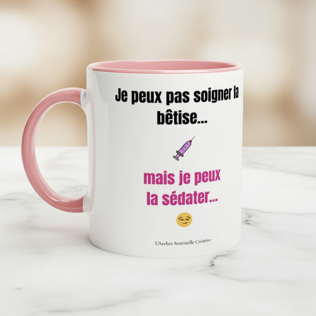 Mug céramique blanc, anse et bord rose, inscription « Je peux pas soigner la bêtise »