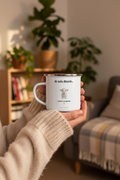 Mug émaillé blanc « Je suis douce… » avec agneau et anse, en gros plan.
