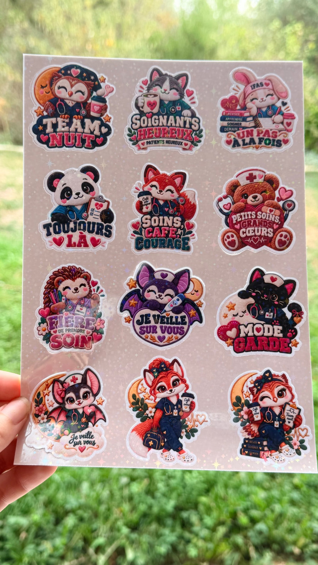 Planche de stickers pailletés animaliers, dessins colorés type badges ronds et au look brillant.