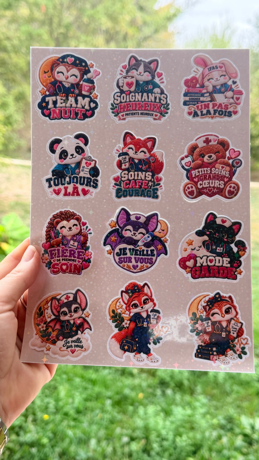 Planche de stickers pailletés avec chats et animaux, divers modèles ronds et forme badge.