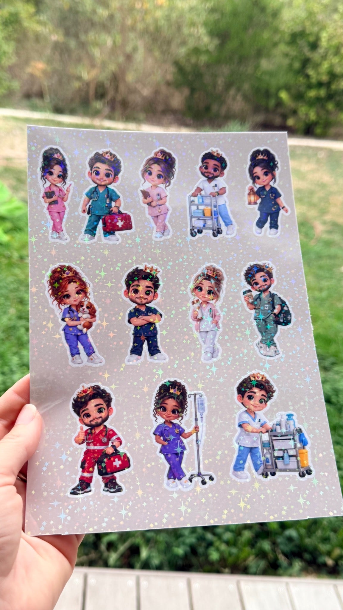 Planche de stickers pailletés de soignants, visuels complets alignés sur fond scintillant