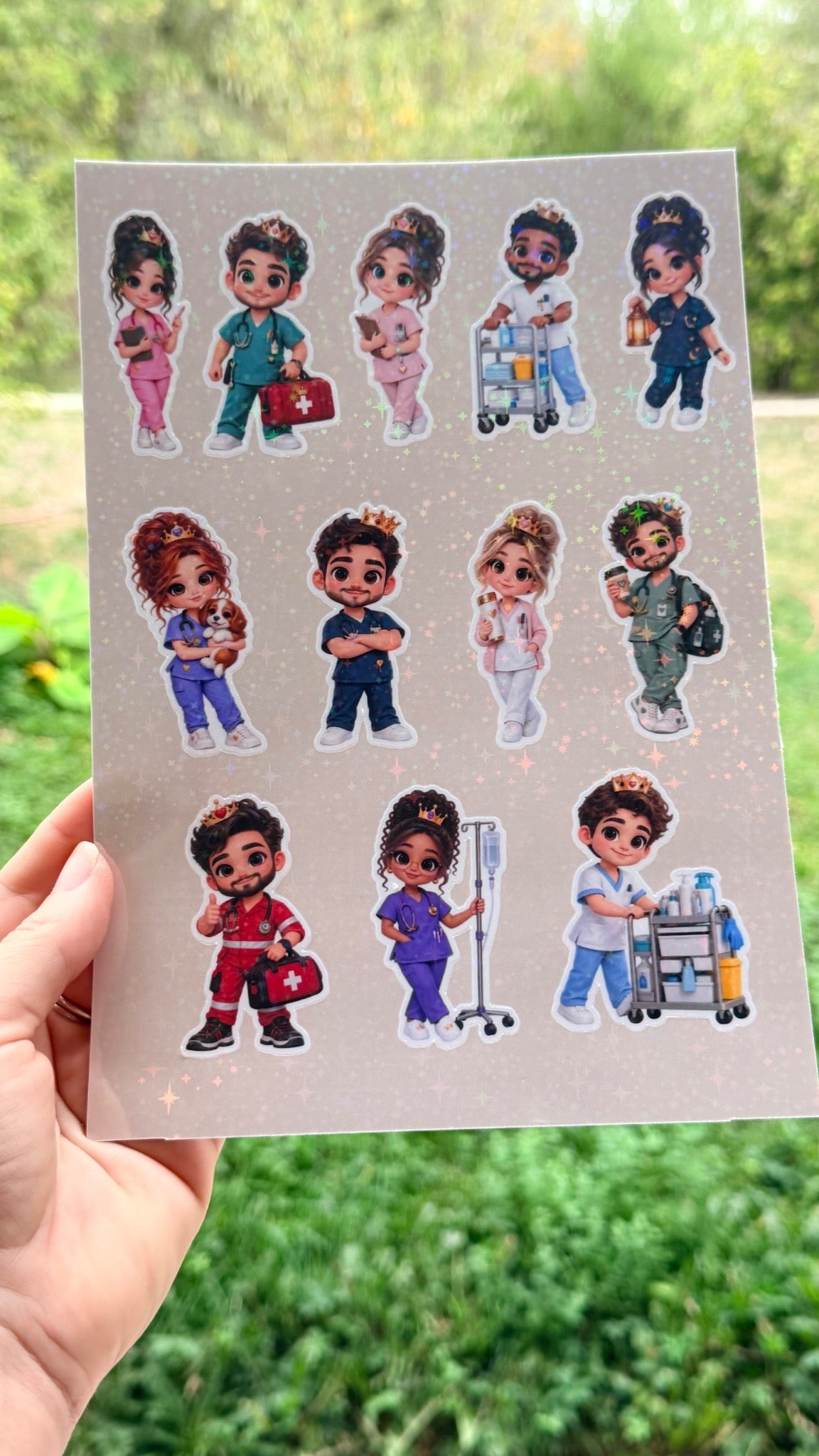 Planche de stickers pailletés avec personnages soignants, tenue en main, motifs sur fond scintillant