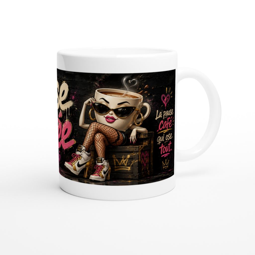 Mug blanc, décor noir et rose avec personnage et tasse de café, anse blanche.