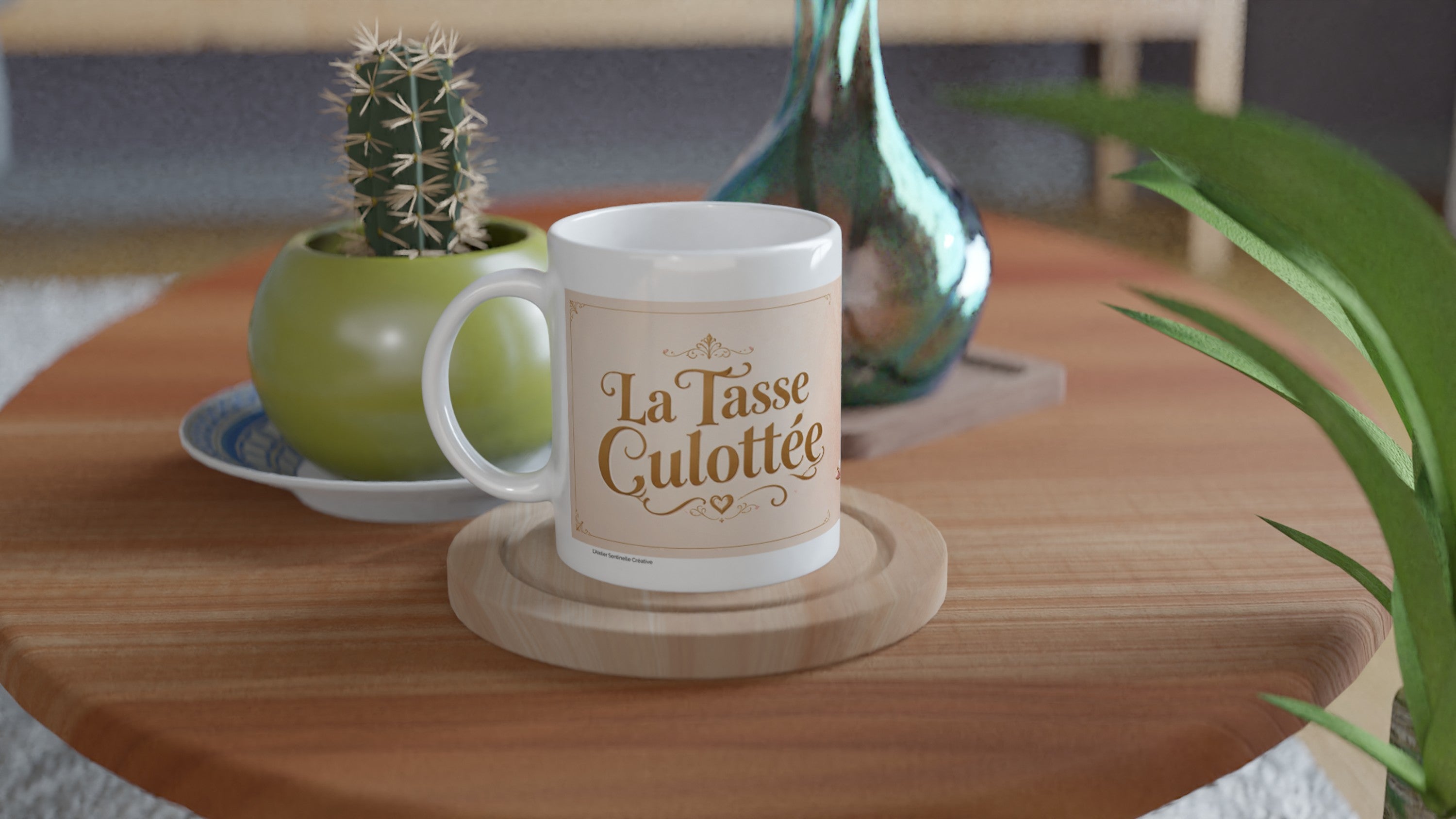 Mug blanc sur dessous de bois avec inscription « La Tasse Culottée ».