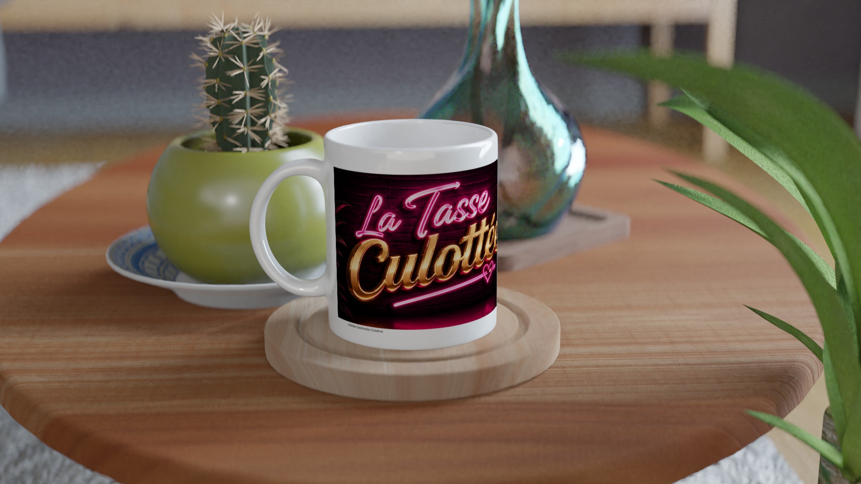 Mug blanc sur plateau, visuel lumineux rose et or, anse tournée vers l’avant