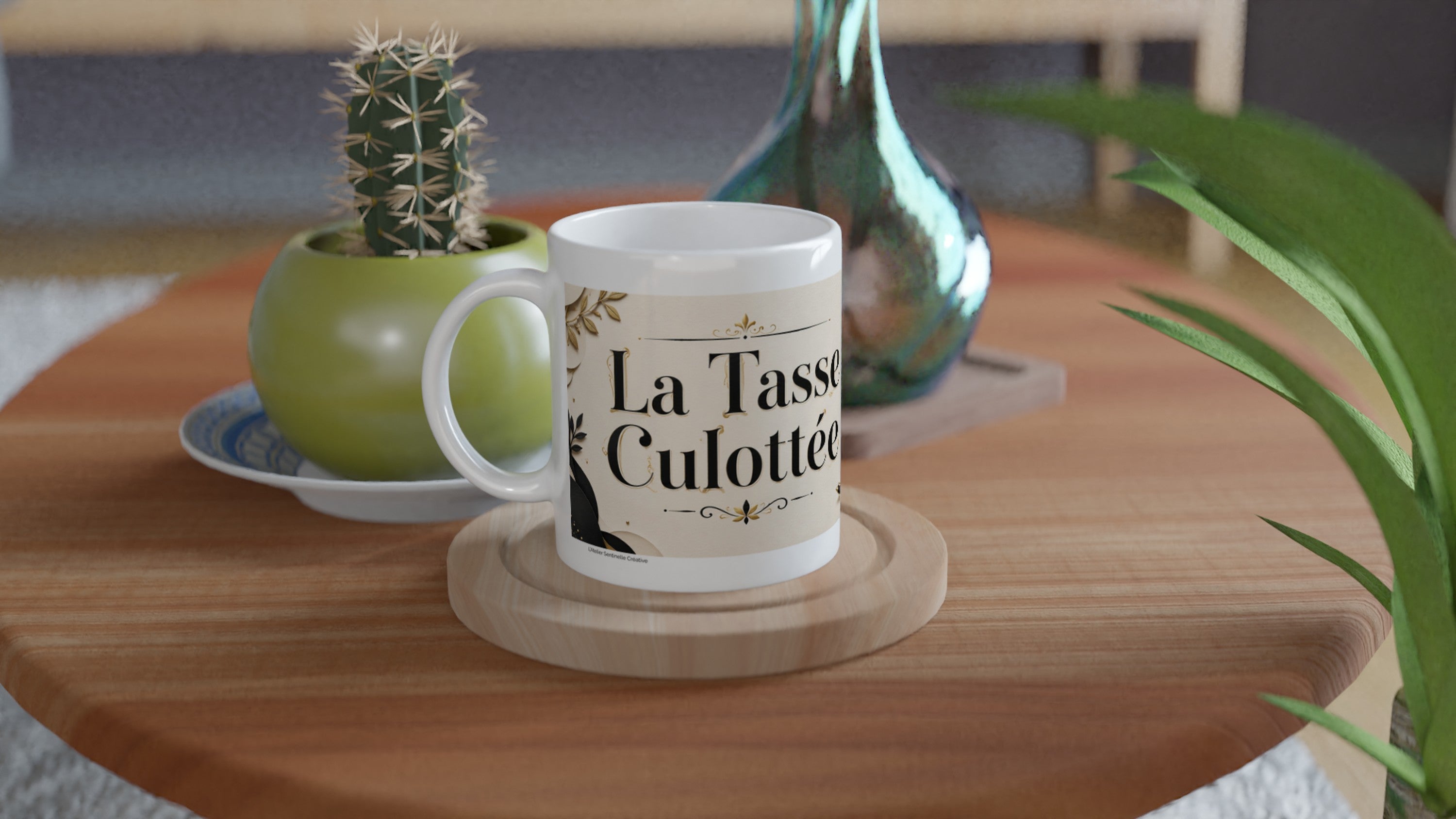 Mug blanc avec poignée, texte « La Tasse Culottée » sur fond crème