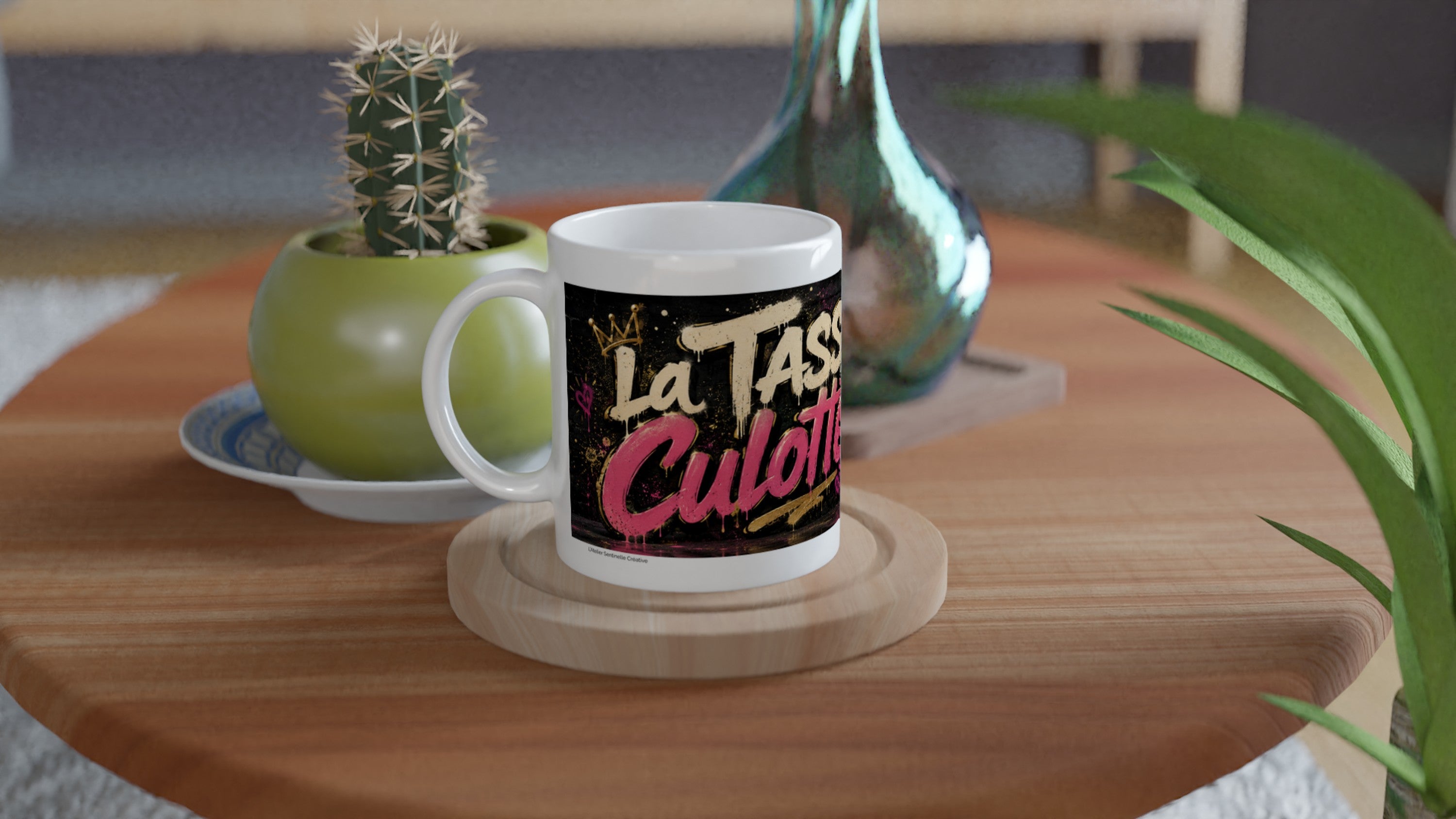 Mug blanc sur plateau en bois, décor noir et rose avec lettrage stylisé « La Tasse ».
