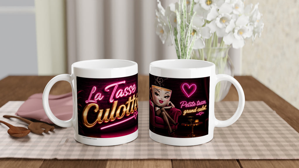 Deux mugs blancs côte à côte, anses visibles, visuels lumineux rose et or