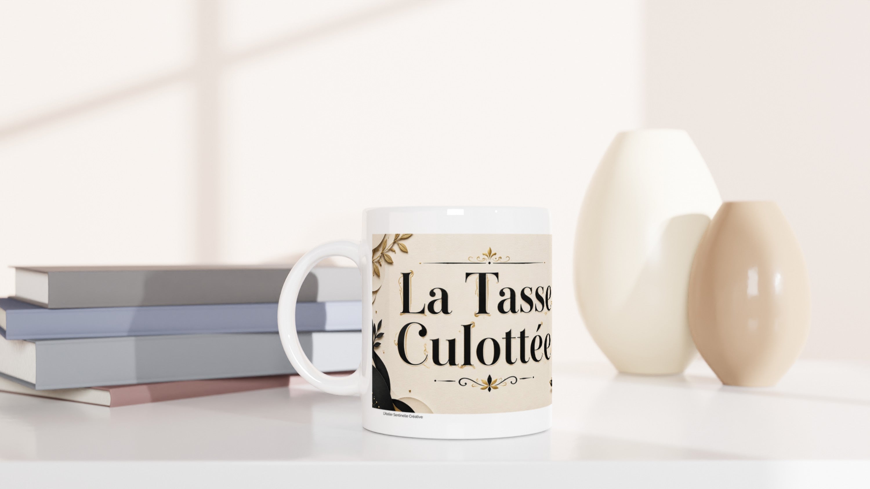 Mug blanc avec texte « La Tasse Culottée » et décor doré