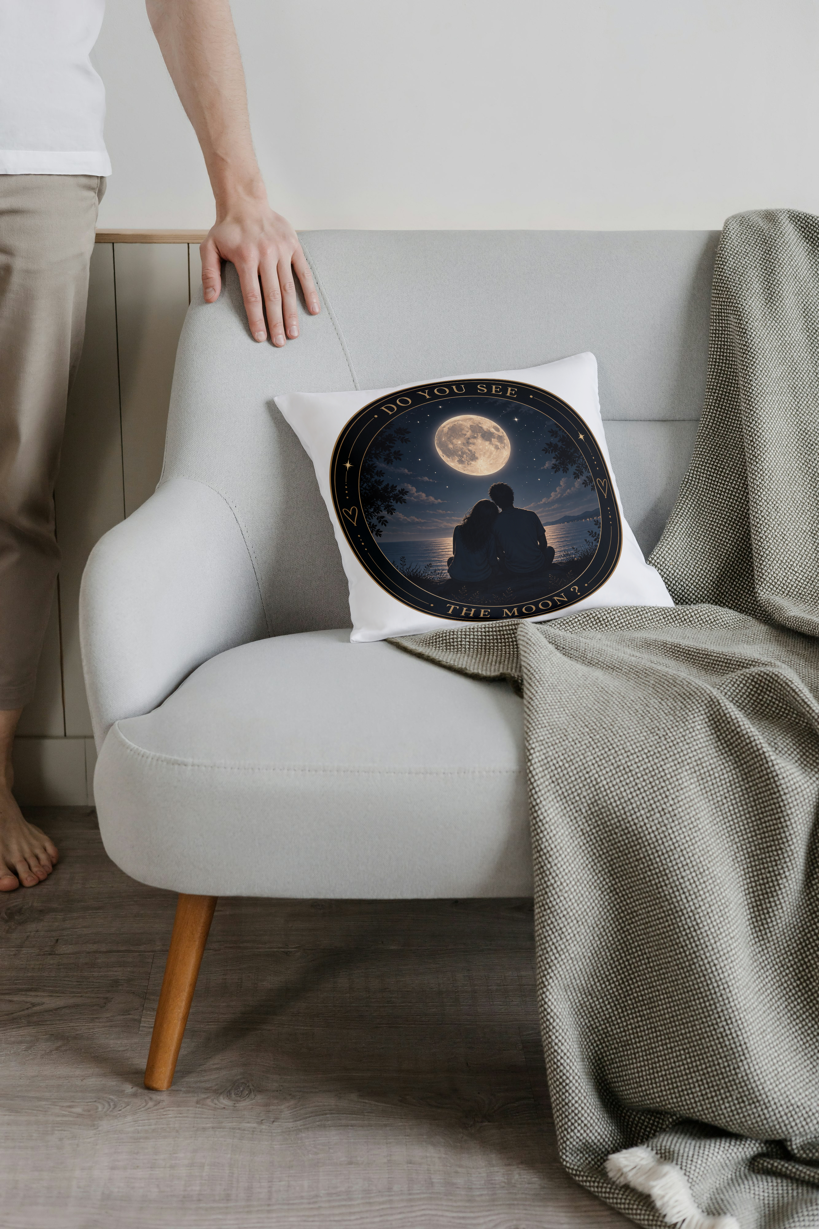 Coussin blanc avec image de la lune et couple en silhouette, cadre noir ornementé