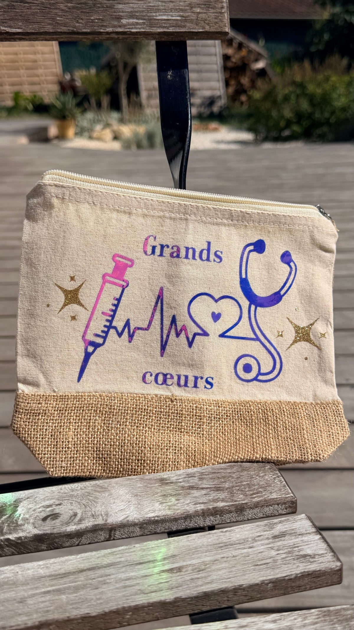Trousse zippée en tissu beige, motif stéthoscope et cœurs, texte « Grands cœurs »