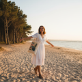 Tote bag blanc avec illustration « Huîtres, Pinède et Liberté » porté