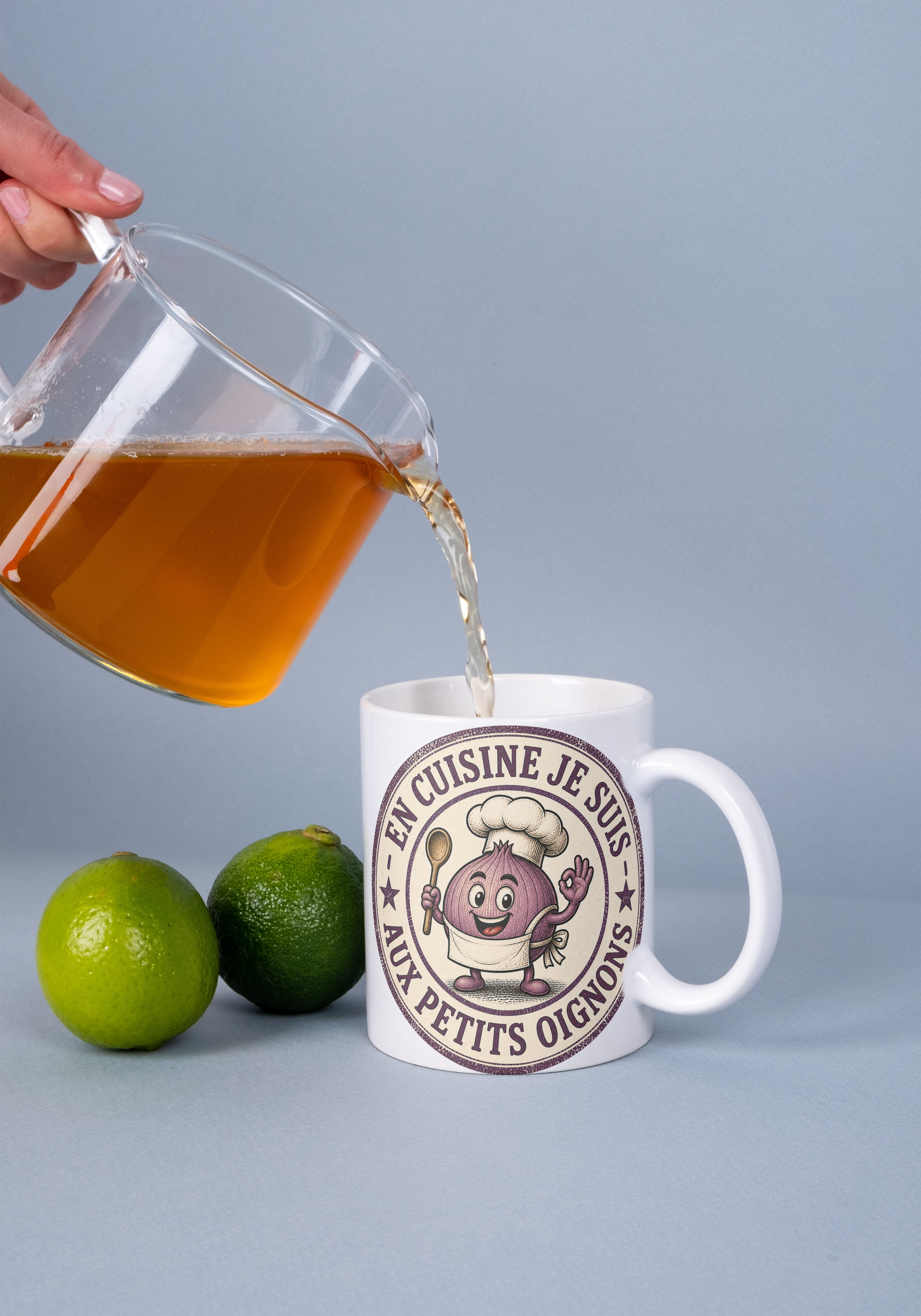 Mug blanc en céramique, motif « En cuisine je suis » autour d’un personnage d’oignon