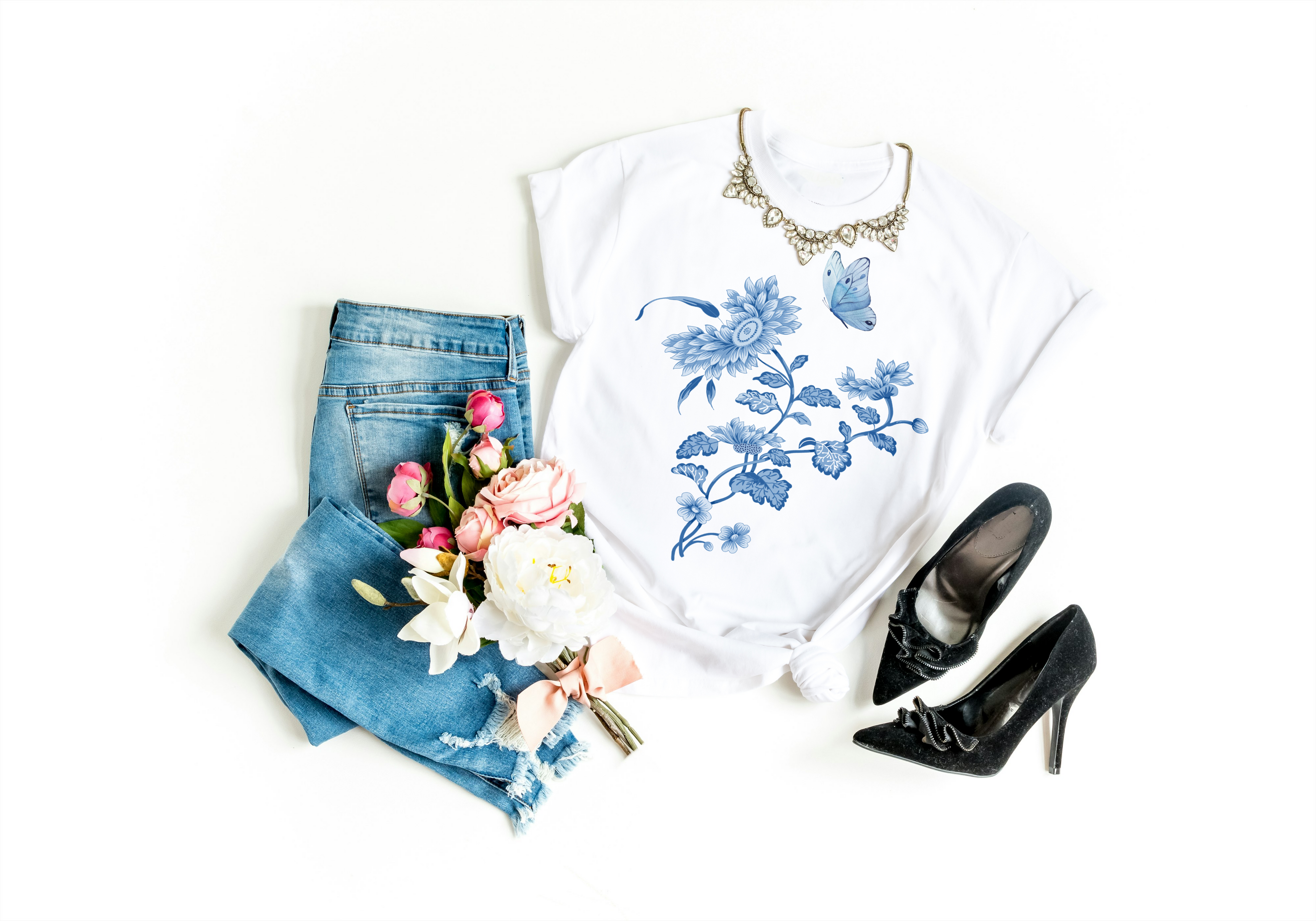 T-shirt femme blanc motif fleurs bleues et papillon, manches courtes, style décontracté.