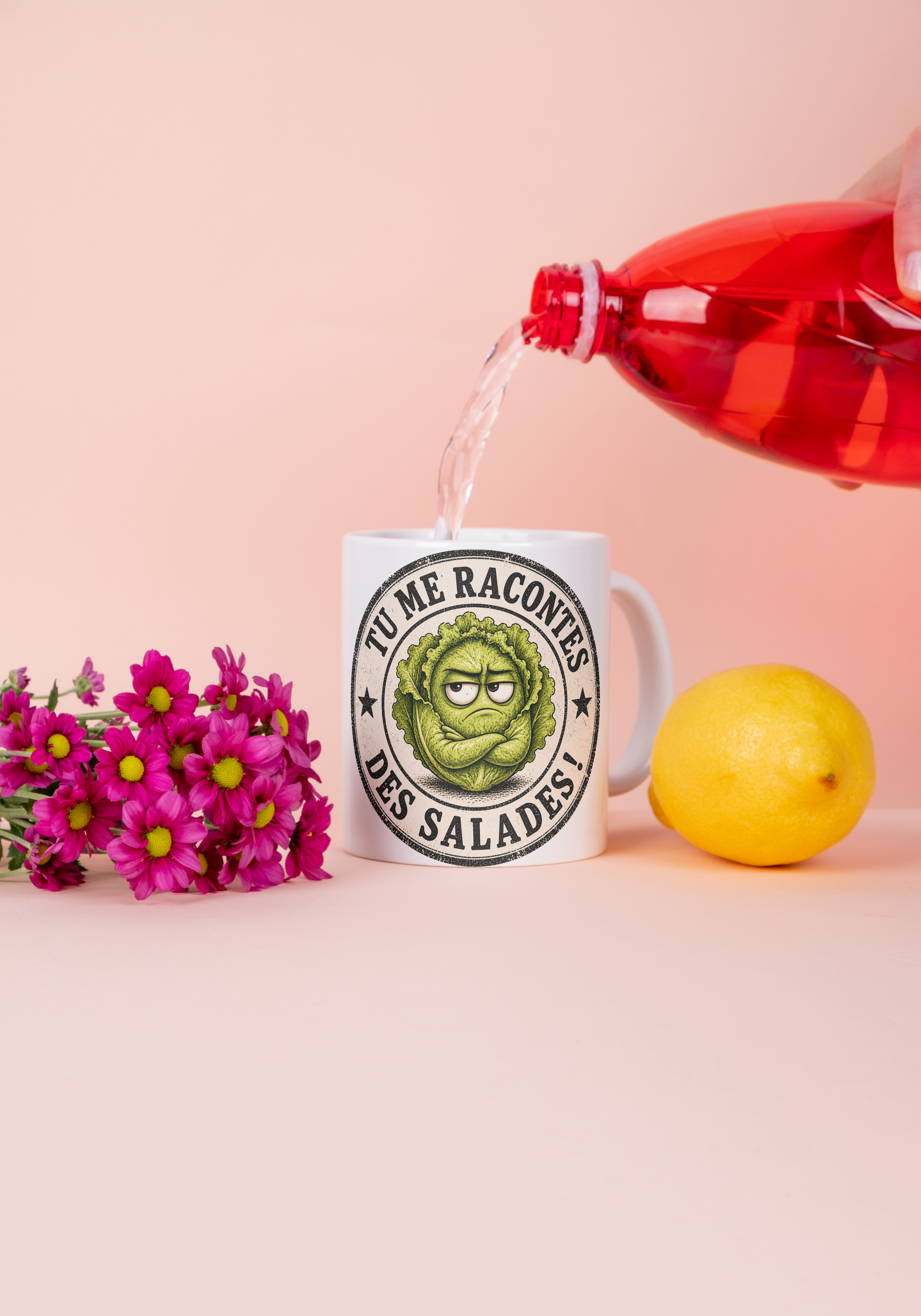 Mug blanc en céramique avec visage de salade verte et texte « Tu me racontes des salades »