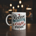 Mug en céramique blanche « Relève en cours café vital » avec anses et motif croix.